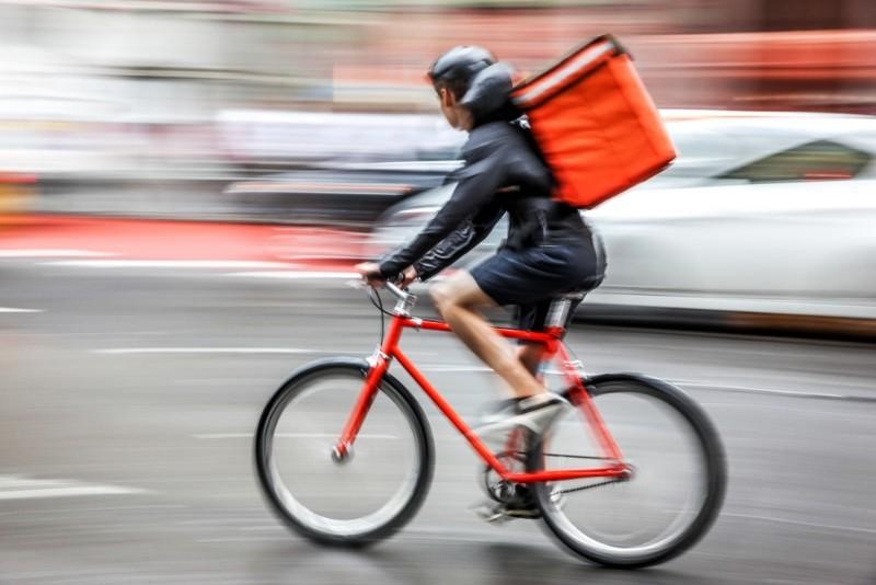 Les livreurs à vélo sont devenus le symbole de l’« ubérisation » de l’économie et de ses dérives.