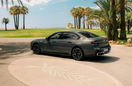 Partenaire officiel du Festival de Cannes 2025, BMW expose fièrement ses voitures électriques dans ses campagnes.