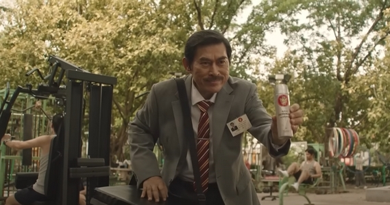 L'acteur de la campagne marketing de Five Stars Chicken est vraiment très drôle.