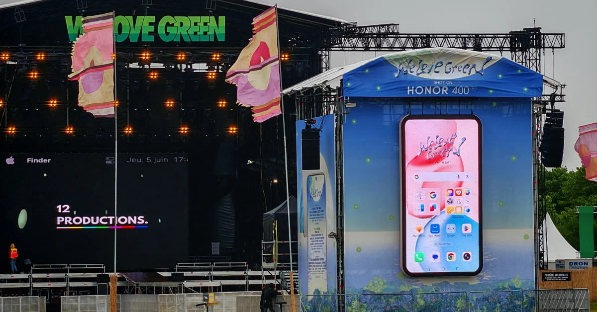 campagnes marketing estivales : la reproduction géante du nouveau smartphone d'HONOR a marqué les esprits au festival We Love Green 2025.