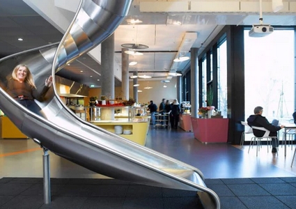 manager l'innovation : pour booster la créativité, certaines entreprises vont assez loin dans l'aménagement de leur espace de travail. Lego et Google, notamment, disposent de toboggans.