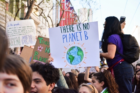Entre autres formes d'engagement, les jeunes participent aussi souvent aux manifestations écologiques. Là encore, il y a généralement plus de jeunes filles.